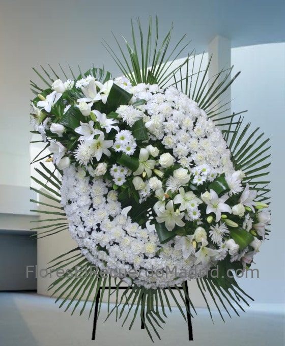 Corona de flores funerarias blancas para difuntos en Madrid